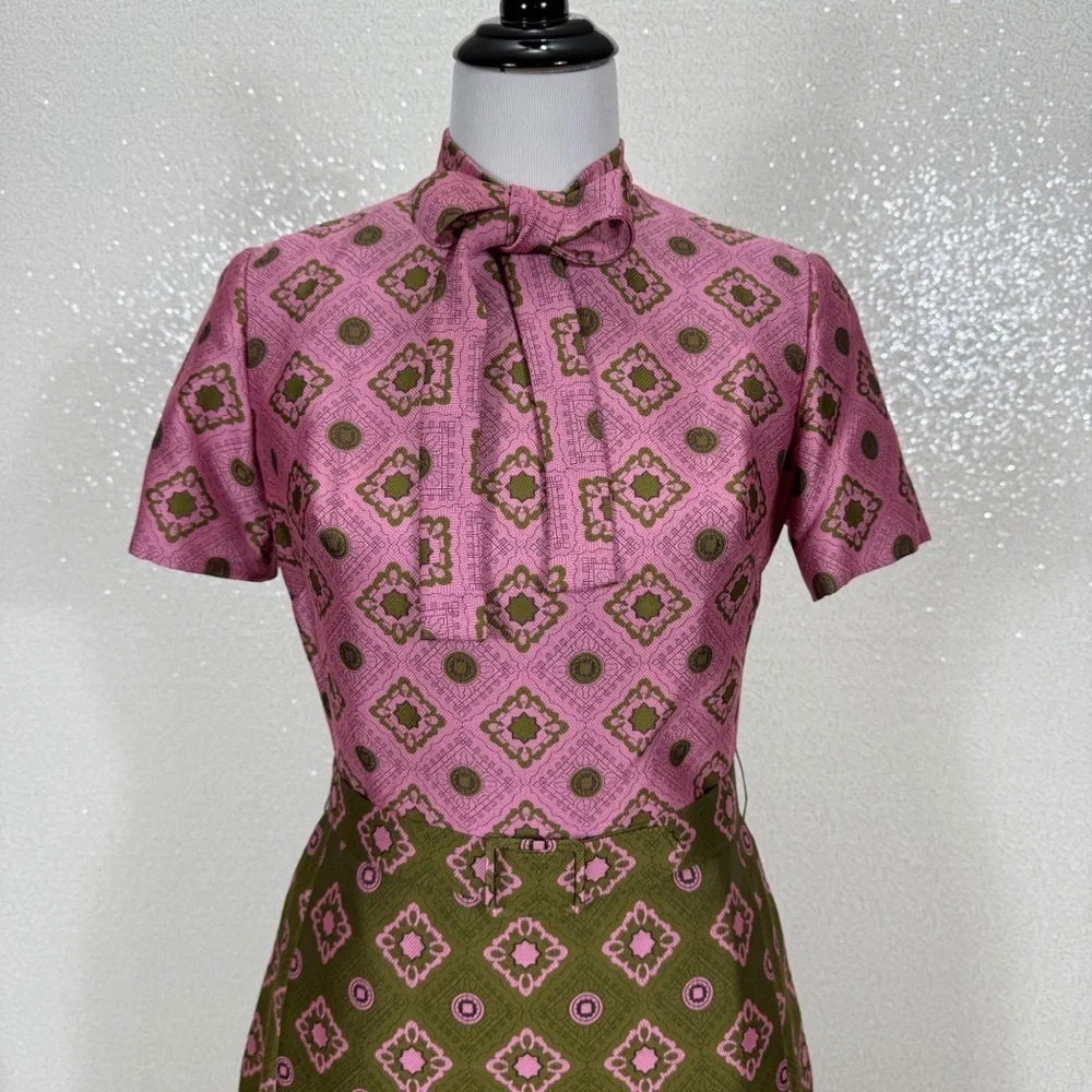 Vintage 1970s Alper Schwartz Pink & Olive Geometric Tie-Neck Dress Mod Retro Mid